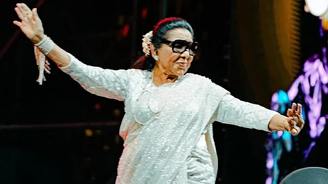 Asha Bhosle Shines at 91: Performs Tauba Tauba in Dubai