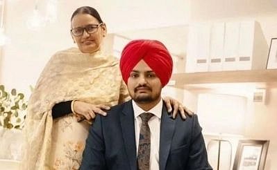 Drake on Monday took to Instagram Stories to share a picture of Moosewala and his mother. (IANS)