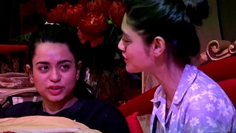 The housemates, who were not getting along earlier, in the latest episode and they were having fun, cracking jokes and during this Soundarya and Sreejita locked lips. (IANS)