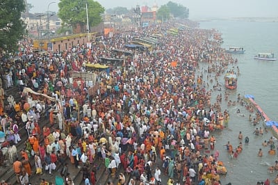 Ayodhya: Hindu devotees in large numbers take holy dips in river Sarayu on the occasion of Ram Navami in Ayodhya on Sunday, Apr. 10, 2022. (Photo: IANS/Phool Chandra)