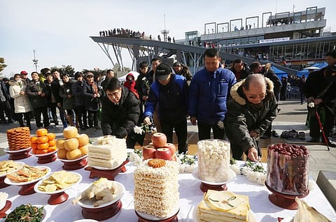North Korean refugees and their family members place flowers to respect their ancestors in North Korea as they celebrate the Lunar New Year at the Imjingak Pavilion, near the demilitarized zone of Panmunjom, in Paju, South Korea, Jan. 28, 2017. (AP)