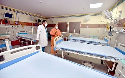 Lucknow: Uttar Pradesh Chief Minister Yogi Adityanath inspects the Covid facility during his visit to Ram Manohar Lohia Hospital amid rise in Omicron cases, in Lucknow on Friday, December 31, 2021. (Photo: Twitter)