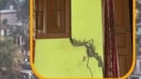 After Joshimath, now there is panic in Karnprayag, even in Karnprayag, cracks have appeared in 50 houses, the administration team also reached the affected areas. (IANS)