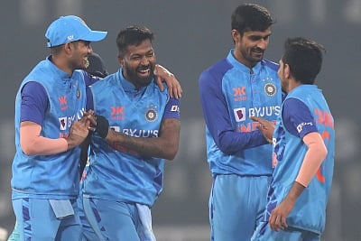 Indian bowlers produced a sensational performance to restrict New Zealand to 99/8 in the second T20I of the three-match series at Bharat Ratna Shri Atal Bihari Vajpayee Ekana Cricket Stadium, here on Sunday. (IANS)