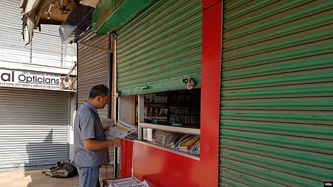 FILE - A reader outside a News Agency during a 144-day-long communication blockade in Kashmir in August 2019. (Bilal Hussein/VOA)
