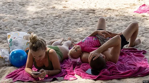 Russian tourists enjoy the beach in Phuket, Thailand, Dec. 26, 2022. (VOA)