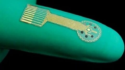 The smart bandage developed by researchers at the California Institute of Technology (Caltech) may make treatment of these wounds easier, more effective and less expensive.