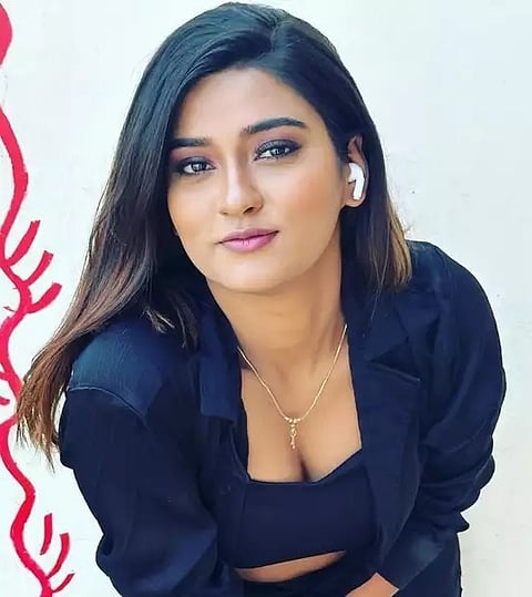 Akanksha was born on October 21, 1997, in Mirzapur, Uttar Pradesh. She was fond of dancing and acting from a young age,