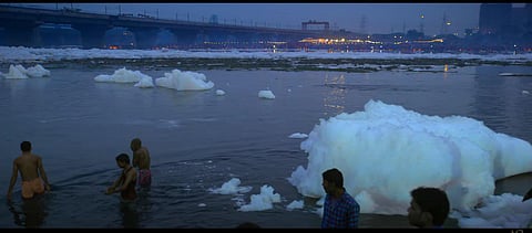 People of Delhi are forced to bathe in the poisonous water of Yamuna river on festivals