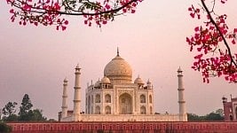 India has a wide variety of magical pre-wedding photoshoot sites that will enchant you.