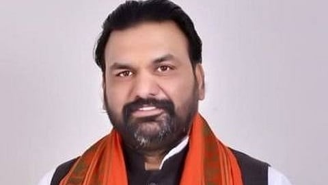 Nitish Kumar went to Delhi and fell on the feet of Lalu Prasad Yadav.