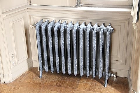 Cast iron radiators are highly versatile when it comes to colour and finish. (Wikimedia Commons)