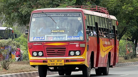 Conductor slaps old woman in karnataka bus