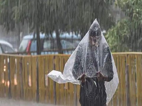 According to the weatherman, light intensity rain or drizzle would occur over and adjoining areas of NCR (Chhapraula, Dadri, Greater Noida) Modinagar, Pilakhua, Hapur, Gulaoti.