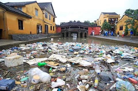 Pollution, debris is piled up after flooding from a typhoon in Hoi An, Vietnam, Nov. 8, 2017. (voa)