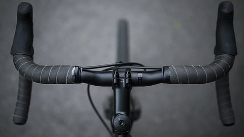 If you’re a cyclist who wants to ride faster, further, and, most importantly, enjoy the ride more, you need a road bike that matches your skills and goals.
(Unsplash)