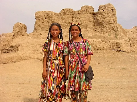 Facing abuse, teenage Uyghur girls are forced to work in a Xinjiang garment factory. (Wikimedia Commons)