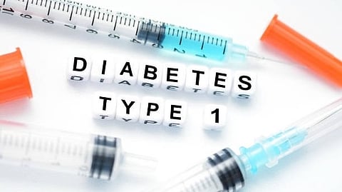 Syringes placed around the text “Diabetes Type 1” on a white background.