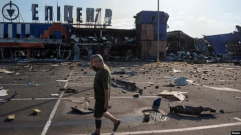 In the Dnipro district, fires broke out at a shopping center.