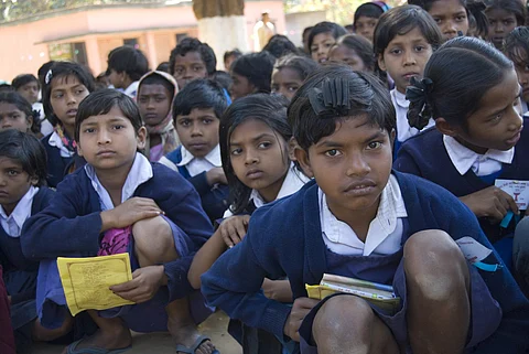 deaf and hard of hearing students in India historically is the oralist teaching approach which does not employ sign language