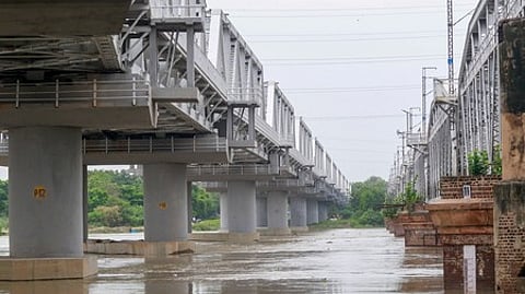 New Delhi: The water level of the Yamuna River continues to rise, nearing the warning mark, as seen near the Old Railway Bridge following heavy rainfall in New Delhi, Monday, August 4, 2025.