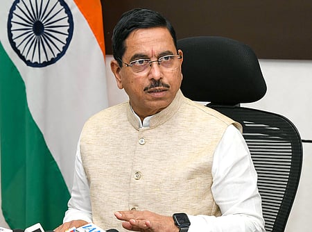 New Delhi: Union Minister for Consumer Affairs, Food and Public Distribution Pralhad Joshi chairs the meeting held during the flagging-off ceremony of NCCF, NAFED, and Kendriya Bhandar vans for onion retail sale at Krishi Bhawan in New Delhi on Thursday, September 4, 2025.