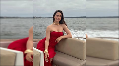 Elli AvrRam and Akshay Kumar performing together on stage at the Filmfare Awards 2025.