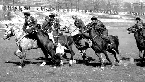 Payers in the horses riding and playing the game Kokpar
