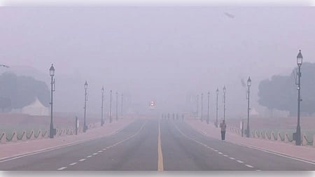 Delhi Rajpath covered in smog this morning