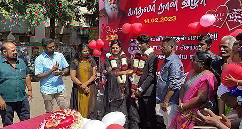 2 people partaking in a self-respect marriage in Tamil Nadu