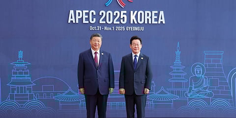 Image of President Xi Jinping attending the APEC meeting. He was warmly greeted by President of the Republic of Korea Lee Jae Myung.