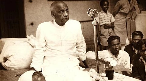 Sardar Vallabhai Patel in a meeting he is sitting in a charpai addressing people