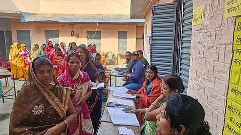 बिहार विधानसभा चुनाव 2025 का ग्राफ़िक, जिसमें 'दूसरे चरण का मतदान आज: 122 सीटें, कुल सीटें = 243' दिखाया गया है। इसमें प्रमुख राजनीतिक हस्तियाँ और बिहार का लाल नक्शा दिखाया गया है, साथ ही 'न्यूज़ग्राम.कॉम पर पूर्ण मतदान कवरेज' और अग्रभूमि में एक व्यक्ति वोट डालता हुआ दिखाया गया है। इसका लहजा सूचनात्मक और राजनीतिक है।