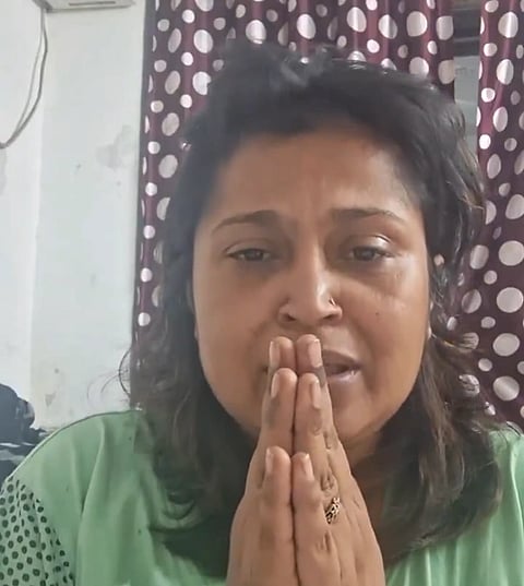 Image of Sahil Dhaneshra's mother Inna Makan with her hands folded.