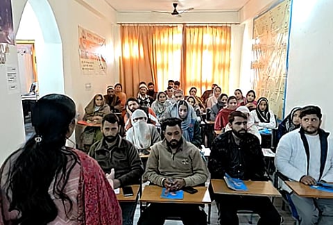 जम्मू-कश्मीर : राजौरी में पीएमईजीपी के तहत 35 बेरोजगार युवाओं ने शुरू की एंटरप्रेन्योरशिप ट्रेनिंग, 35 तक सब्सिडी के साथ मिलेगा लोन