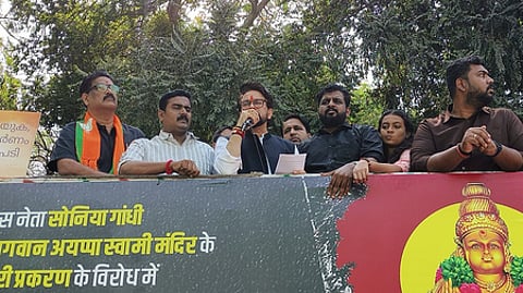 अयप्पा मंदिर ‘स्वर्ण चोरी’ मामला: सोनिया गांधी के आवास के बाहर भाजयुमो का प्रदर्शन