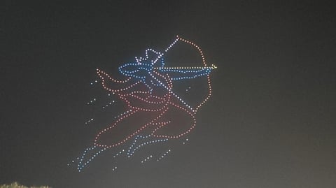 ग्रेटर नोएडा पुष्प प्रदर्शनी: आकर्षक आकृतियों संग सेल्फी की होड़, ड्रोन शो ने बिखेरा देशभक्ति का रंग