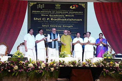तमिलनाडु : उपराष्ट्रपति ने आईआईएचटी सलेम के नए एकेडमिक ब्लॉक का किया उद्घाटन, हैंडलूम विरासत की मजबूती पर जोर