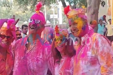 बेफिक्र होकर मनाए होली, जिद्दी रंगों से नाखूनों को बचाने के लिए अपनाएं ये आसान टिप्स