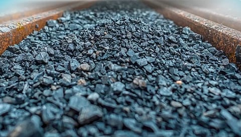 धनबाद: बीसीसीएल एरिया 4 की भूमि आउटसोर्सिंग खदान में आग और गैस रिसाव से ग्रामीणों में हड़कंप