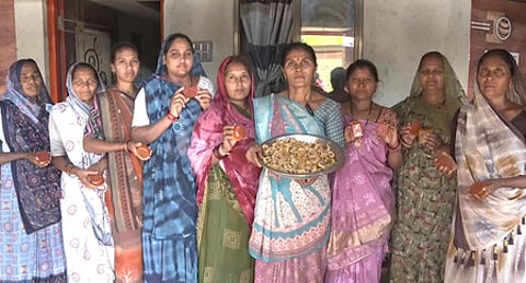 गुजरात : नर्मदा के जंगलों में पलाश के फूल खिलने से टूरिस्ट की बढ़ी दिलचस्पी बढ़ी, स्थानीय लोगों को हो रही आमदनी