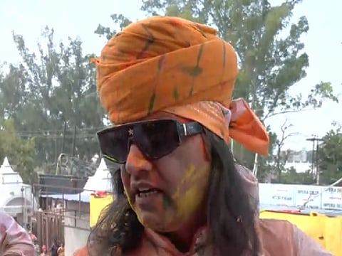 कथावाचक देवकीनंदन ठाकुर ने प्रियाकांत जू मंदिर में खेली होली, मर्यादा के साथ त्योहार मनाने की सलाह