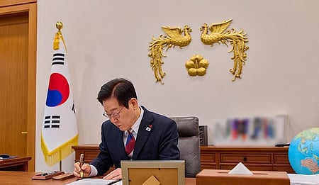 Lee thanks Japan, Qatar, Saudi Arabia for support in evacuating South Koreans from Middle East