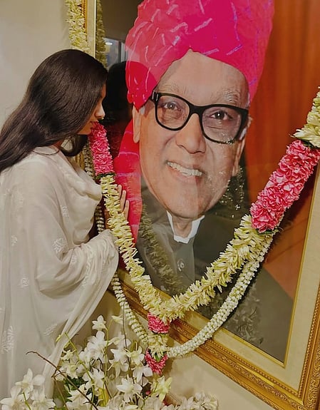 Aishwarya Rai Bachchan shares emotional pict of Aaradhya paying tribute to late father on death anniversary