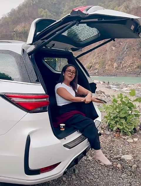 Neha Kakkar enjoys barish & chai with a beautiful rendition of Arijit Singh