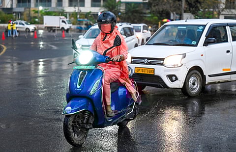 Delhi wakes up to cloudy skies, light rain; air quality remains moderate