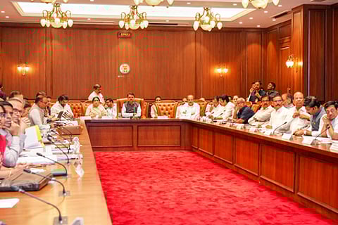 Maha: Bonhomie between Fadnavis, Shinde and Uddhav at farewell event (Photo: @CMOMaharashtra/X)