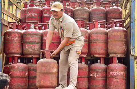 27 gas cylinders stolen from delivery tempo in Mumbai; probe on