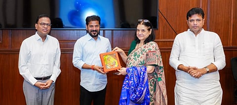 Maneka Gandhi meets Telangana CM, discusses street dog management