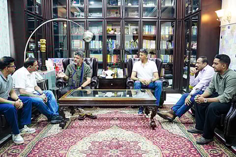 Bengaluru: Karnataka Deputy Chief Minister D.K. Shivakumar with Karnataka State Cricket Association (KSCA) President Venkatesh Prasad, DNA Entertainment Networks Managing Director T. Venkat Vardhan, KSCA Chief Communication Officer Vinay Mruthyunjay, and Royal Challengers Bengaluru CEO Rajesh Menon during a meeting at his residence in Bengaluru on Monday, March 30, 2026. (Photo: IANS/X/@DKShivakumar)